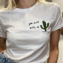 Carica l&#39;immagine nel visualizzatore di Gallery, T-shirt “Go sit on a cactus”
