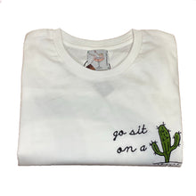 Carica l&#39;immagine nel visualizzatore di Gallery, T-shirt “Go sit on a cactus”
